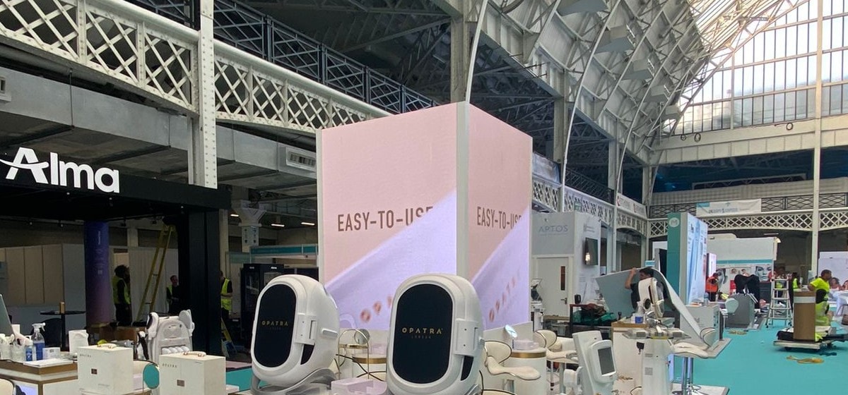 Four-sided LED cube on a stand, Olympia