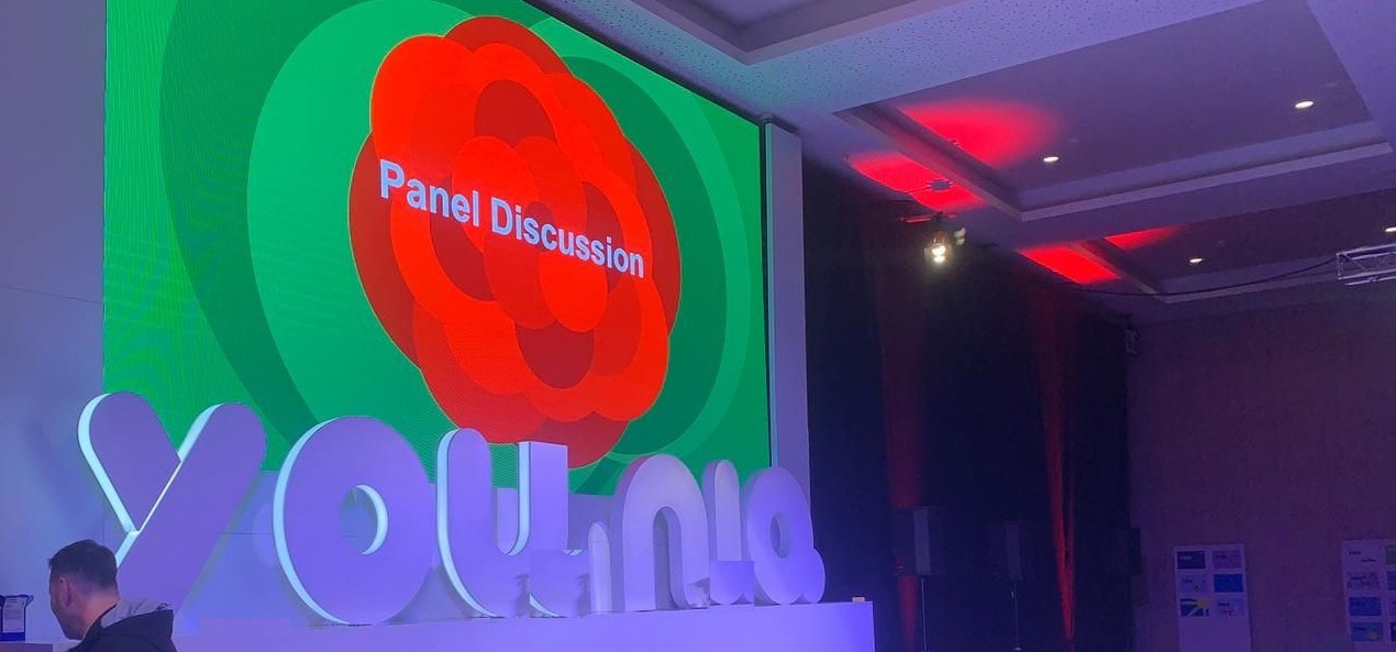 Curved LED stage for a panel discussion