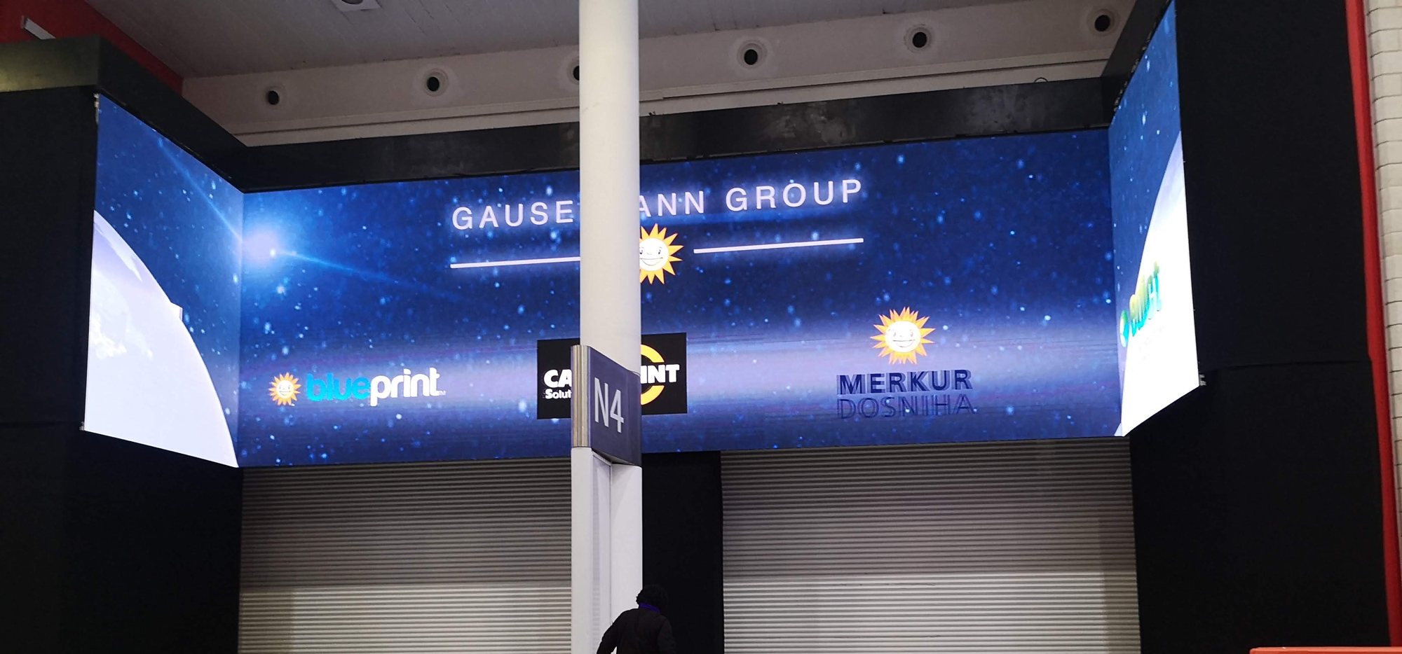 Wraparound LED wall, ExCeL boulevard
